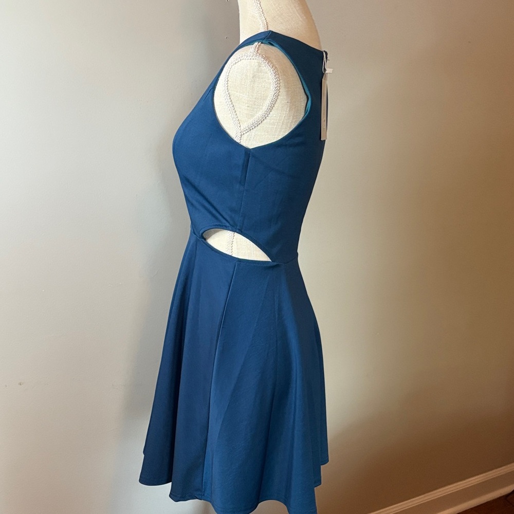 Chic Sleeveless Navy Dress - Picture 6 of 9